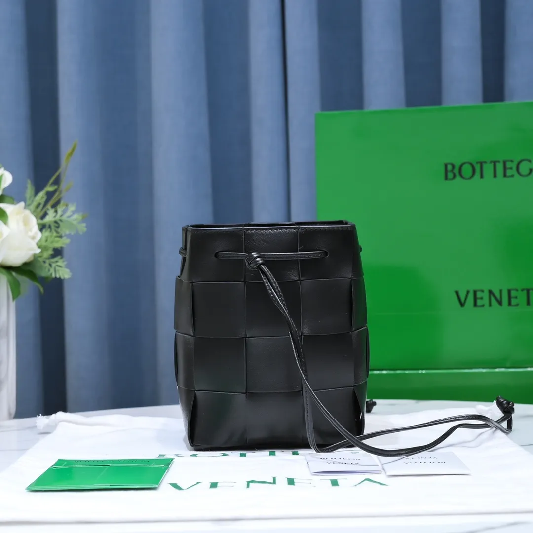 Bottega veneta* new woven small bucket bag latest series # The square bag shape is matched with classic woven elements, drawstring design, minimalism, and has a very large capacity. Every color is beautiful, it is simple and elegant but has a cool style. It can be used by both men and women, and the upper body is fashionable and classy! Style number: 6612# Large size: 19x14x13cm